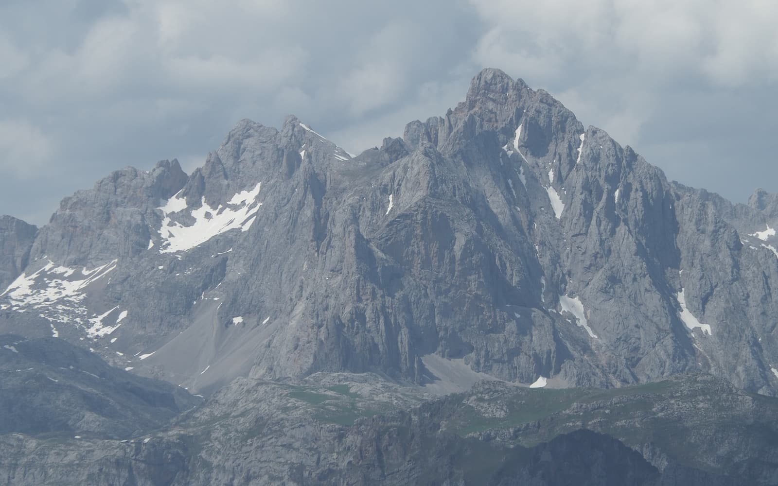 Pico calizo nevado en los Picos de Europa