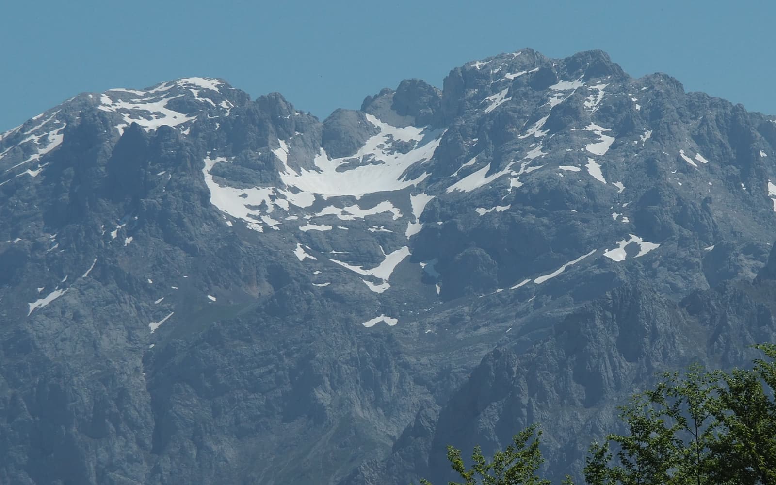 Cumbres calizas nevadas de los Picos de Europa