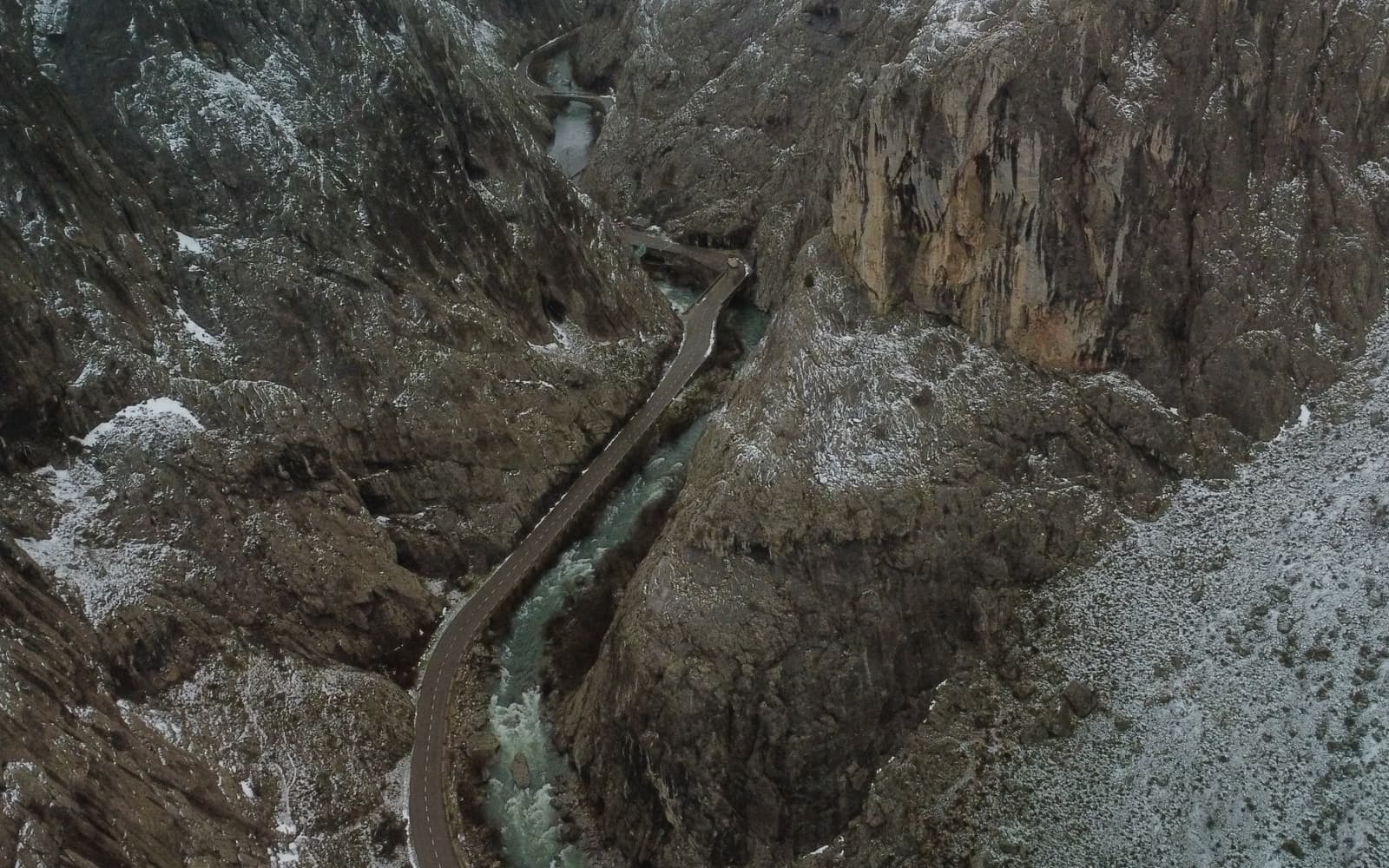 Hoz de montaña con río y carretera, León