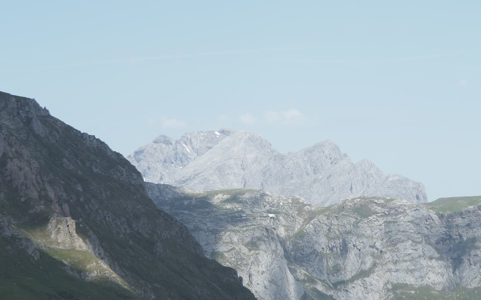 Peñas calizas sobre laderas verdes, Picos de Europa