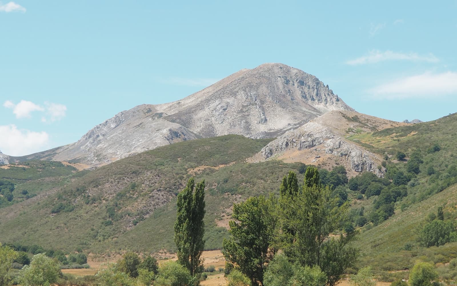 Valle verde bajo un pico, montañas de León