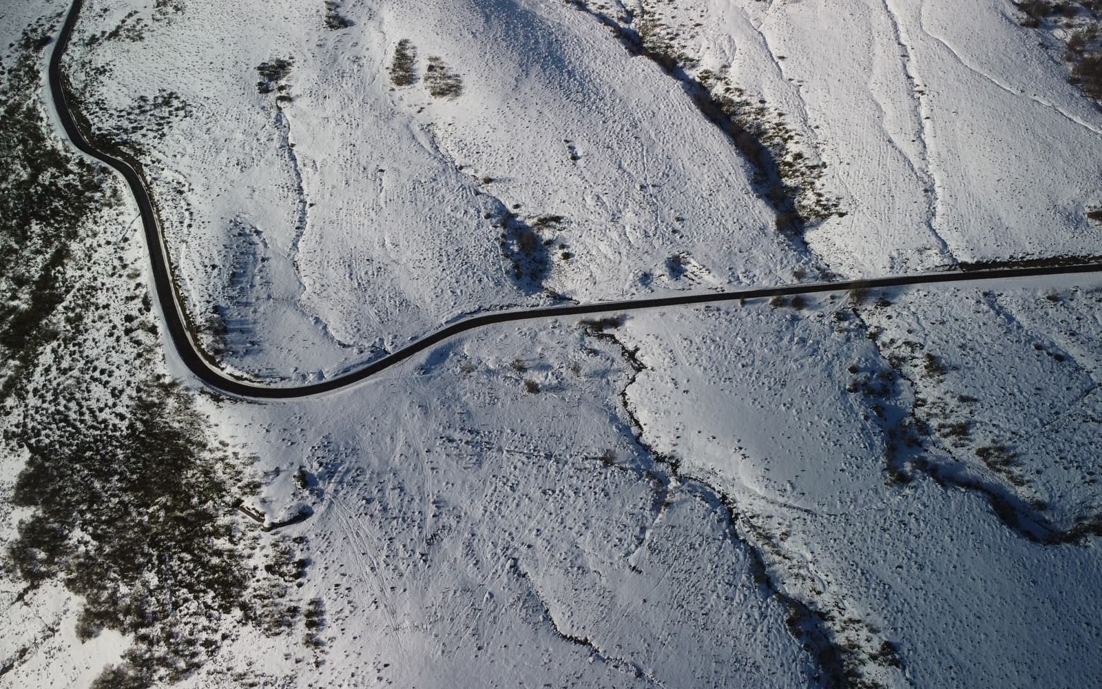 Alto de montaña nevado con carretera (León)