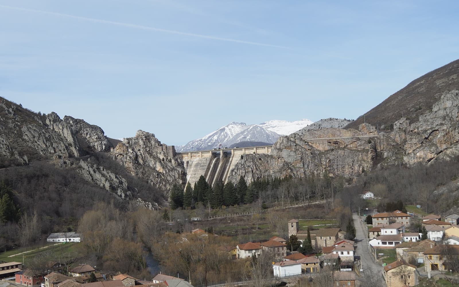 Pueblo de montaña al pie de las cumbres (León)