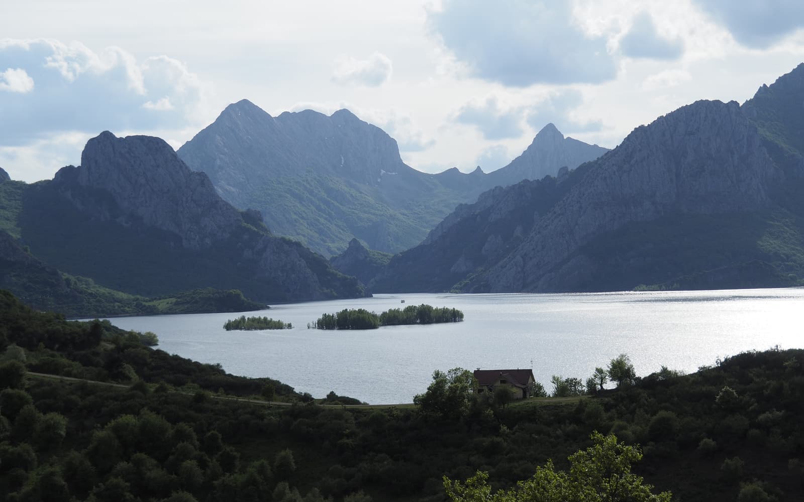 Embalse de montaña con isla (Riaño, León)