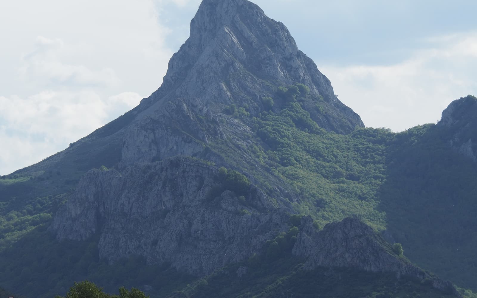 El Gilbo sobre prados verdes (Riaño, León)